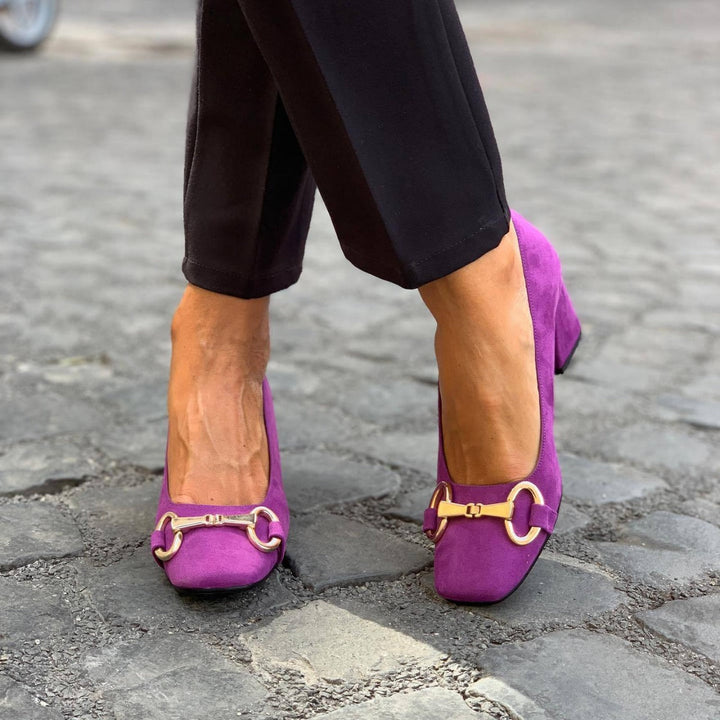 Karen Moree | Elegant Pumps With Gold Detail